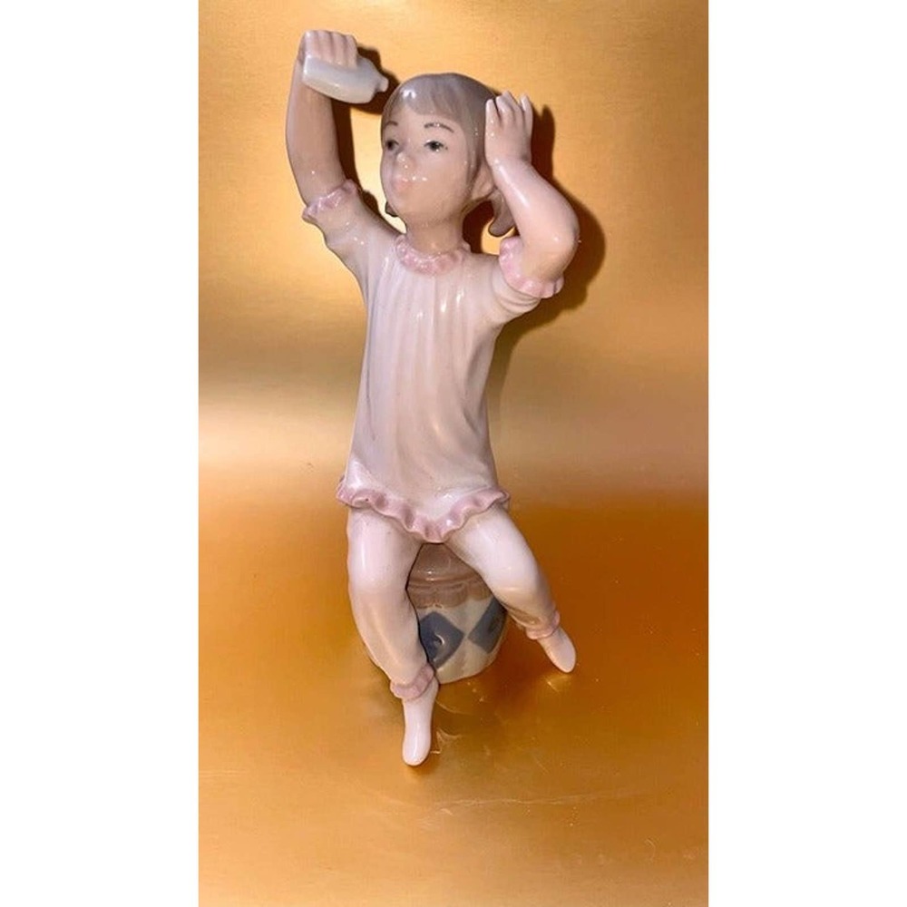 MINT CONDITION Vintage Retired Lladro Girl Shampooing Porcelain Figurine #1148